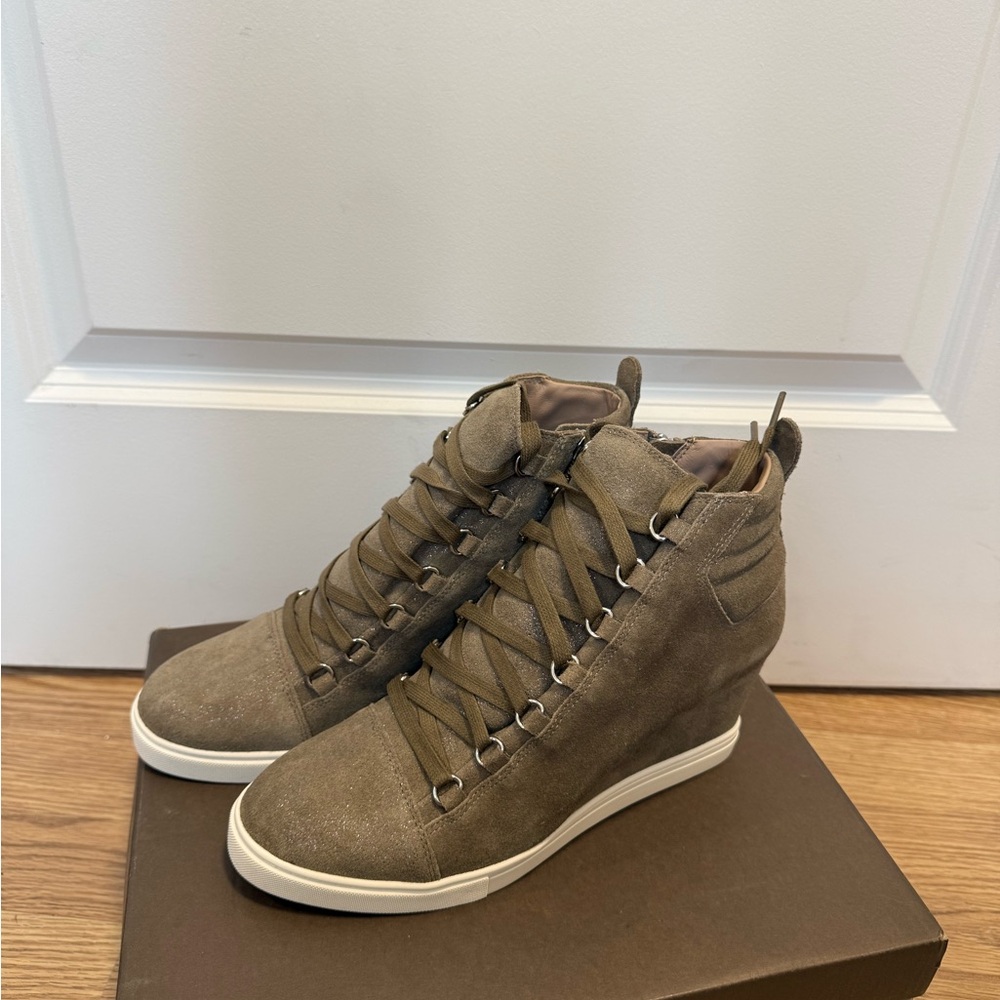 NEW Línea Paola Fenton women’s wedge sneakers in taupe size 8.5 leather upper